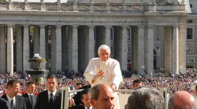 Pope_Benedict_XVI_at_Wednesdays_general_audience_2.jpg ?? 