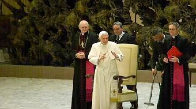 Pope_Benedict_XVI_in_the_Pope_Paul_VI_Hall.jpg ?? 