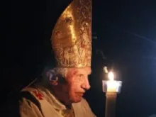 O Papa Bento XVI apresenta o Círio durante a Vigília Pascal celebrada no Vaticano