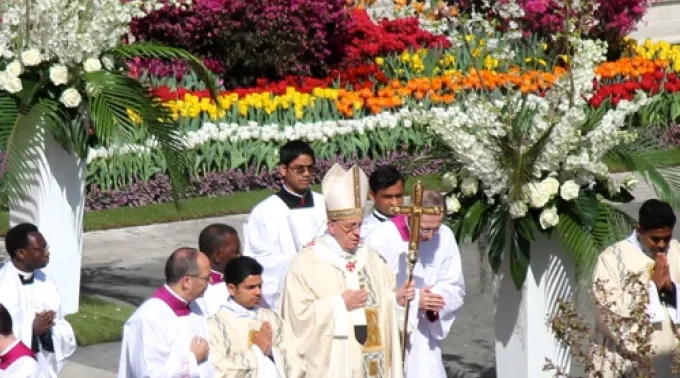Pope_Francis_celebrates_Easter_morning_mass_in_St_Peters_Square_on_April_20_2014_Credit_Lauren_Cater_CNA_4_20_14.jpg ?? 