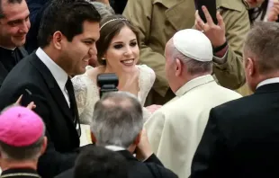 Papa Francisco saúda casais