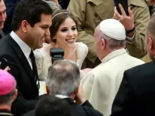 Papa Francisco saúda casais