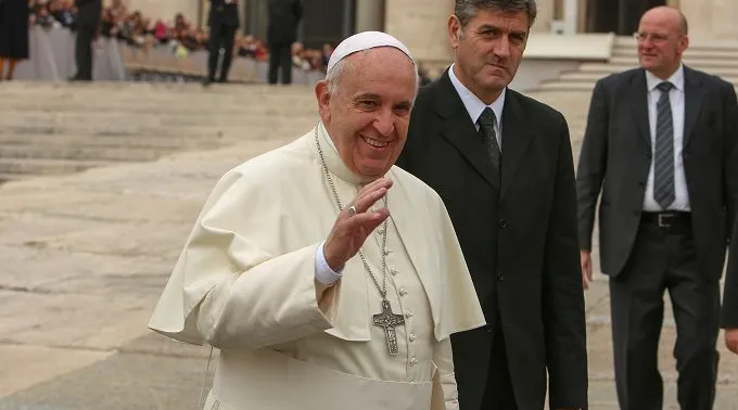 Pope_Francis_greets_pilgrims_during_his_Oct_29_2014_General_Audience_Credit_Daniel_Ibez_CNA.jpg ?? 