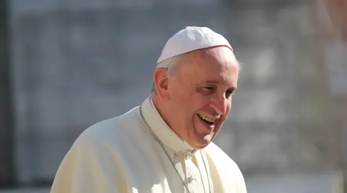 Pope_Francis_greets_pilgrims_in_St_Peters_Square_b.jpg ?? 
