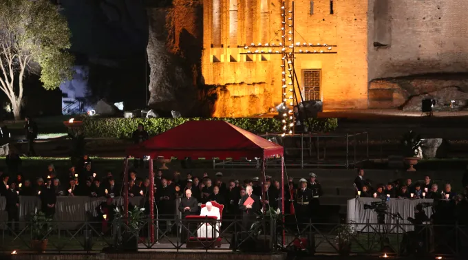 Pope_Francis_nearby__Colosseum_B.Petrik_3.4_2.jpg ?? 