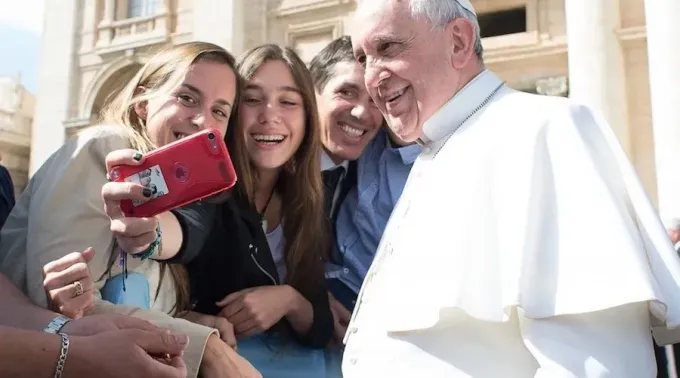 Pope_Francis_takes_a_selfie_with_pilgrims_at_the_April_1_2015_general_audience_in_St_Peters_Square_Credit_Vatican_Media_.jpg ?? 