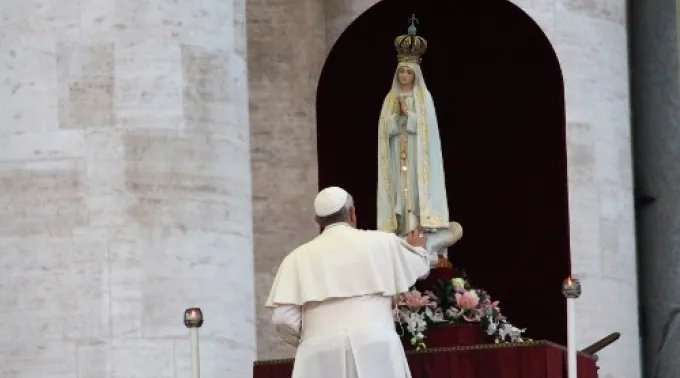 Pope_Francis_touches_Our_Lady_of_Fatima_Statue_at_Oct_12_vigil_Credit_Lauren_Cater_CNA_CNA.jpg ?? 