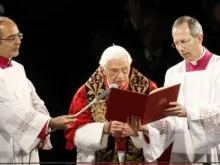 O Papa Bento XVI preside o Via Crucis Na sexta-feira Santa no Coliseu Romano