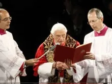  O Papa Bento XVI preside o Via Crucis Na sexta-feira Santa no Coliseu Romano