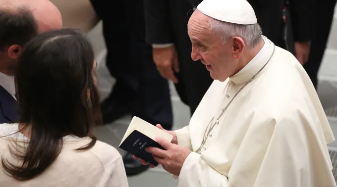 Pope_receiving_Canticle_Of_Canticles.jpg