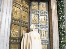 O papa Francisco abre a Porta Santa no jubileu de 2015