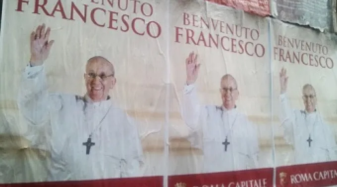 Posters_welcoming_Pope_Francis_are_spreading_across_Rome_Credit_Marta_Jimnez_Ibez_CNA_CNA_Vatican_Catholic_News_3_18_13.jpg ?? 