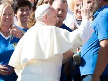 Papa saúda os fiéis na Praça de São Pedro.