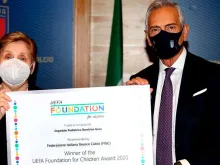 A presidente do Hospital Bambino Gesù recebe o prêmio.