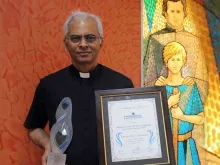 Pe. Tom com o Prêmio Internacional Madre Teresa 