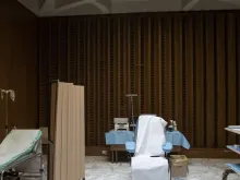 Preparativos para vacinação no átrio da Sala Paulo VI.