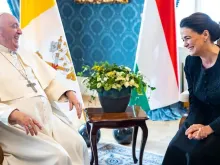 Papa Francisco com a presidente da Hungria, Novak Katalin, em Budapeste