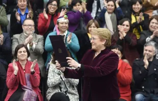 Presidente Michelle Bachelet promulga a lei do aborto no Chile