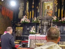 Andrzej Duda reza no santuário de Jasna Góra, diante da imagem de Nossa Senhora de Czestochowa, em 26 de março. Crédito: Conferência Episcopal da Polônia.