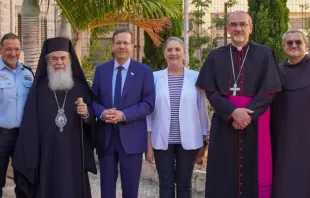 No meio, o patriarca ortodoxo Theophilos, o presidente Isaac Herzog e sua mulher Michal Herzog, e o bispo Pierbattista Pizzaballa