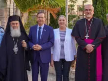 No meio, o patriarca ortodoxo Theophilos, o presidente Isaac Herzog e sua mulher Michal Herzog, e o bispo Pierbattista Pizzaballa