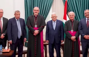 Ao centro, o bispo Pierbattista Pizzaballa e o presidente Mahmud Abbas