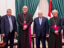 Ao centro, o bispo Pierbattista Pizzaballa e o presidente Mahmud Abbas