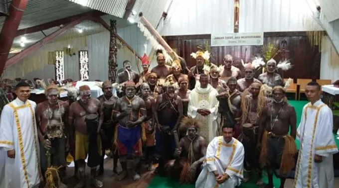 Primer-Tribal-Asmat-es-ordenado-sacerdote-en-la-diocesis-de-Agats-Papua.jpg ?? 