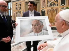 Membros da "Pro Petri Sede" entregam um retrato ao papa Francisco