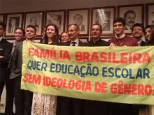 Jovens defensores da família exigindo a retirada da ideologia de gênero no PNE em Brasília em abril de 2014.