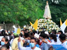Procissão de Nossa Senhora de Fátima no átrio da Catedral de Manágua