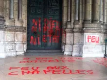 Fachada profanada do templo.