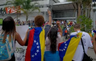 Venezuelanos fazem fila para comprar mantimentos (imagem referencial) 