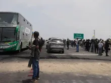 Polícia ajuda a desbloquear uma rodovia no Peru
