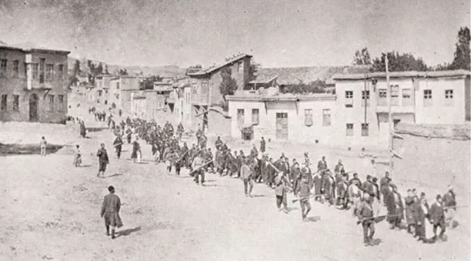 PuebloArmenioLlevadoACampoPrisioneros_DominioPublico_Wikipedia.jpg ?? 