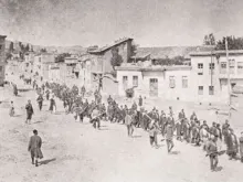 O povo armênio levado a um campo de prisioneiros 