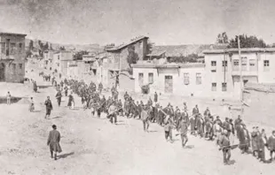 O povo armênio levado a um campo de prisioneiros 