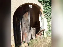 Estado da porta da Igreja de Santo Estêvão de Masegoso, Soria (Espanha).