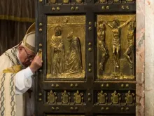 O papa Francisco fecha a Porta Santa no final do Ano Jubilar da Misericórdia na basílica de São Pedro em 20 de novembro de 2016