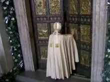Papa Francisco abre a Porta Santa da Basílica de São Pedro. Captura Youtube