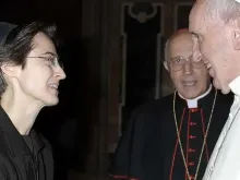 Raffaella Petrini cumprimenta o Papa Francisco. Crédito: Vatican Media