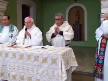 Dom Raúl Vera (no centro do altar) celebra a Missa de "Ação de Graças" para a comunidade de San Aelredo. Ao seu lado esquerdo, "Frei" Julián Cruzalta e o Padre Adolfo Huerta Alemán.
