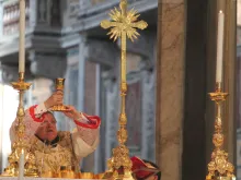 Cardeal Raymond Burke celebrando missa segundo rito pré-conciliar.