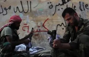 Rebeldes sírios limpam suas armas.