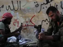 Rebeldes sírios limpam suas armas.