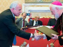 Ministro dos Assuntos Exteriores da Palestina, Riad Al-Malki, e Secretário para as Relações com os Estados do Vaticano, Dom Paul Richard Gallagher, em junho de 2015.