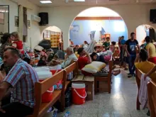 Refugiados no Santuário Mrtshmony em Ankawa, Erbil no Iraque.