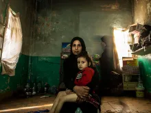 Uma mulher com sua filha em um campo de refugiados sírios.
