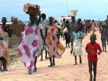 Famílias do Sudão do Sul fugindo da guerra.