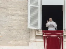 O Papa conduz a oração Regina Coeli da janela do Palácio Apostólico.